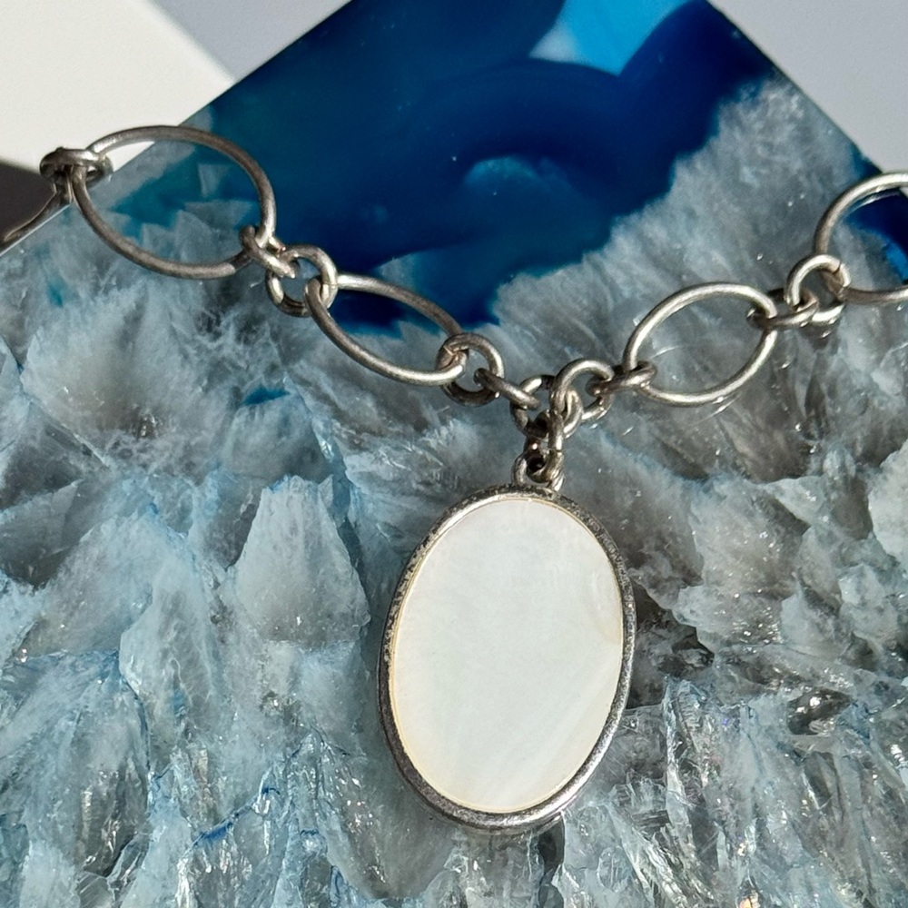 Vintage Avon Mother of Pearl Bracelet – Timeless Elegance in Silver-Tone